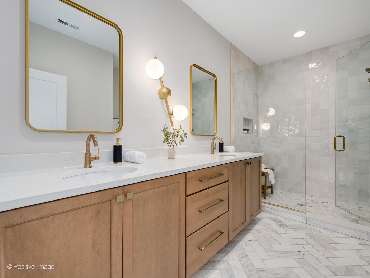 1938 N Sawyer Avenue Unit: 2
