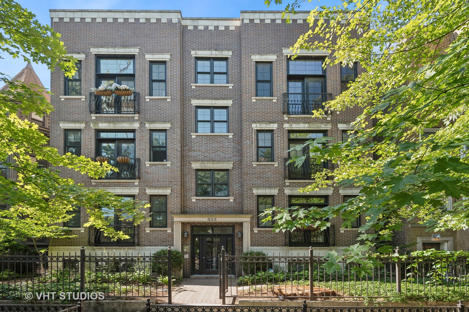 823 W WOLFRAM Street Unit: 1E
