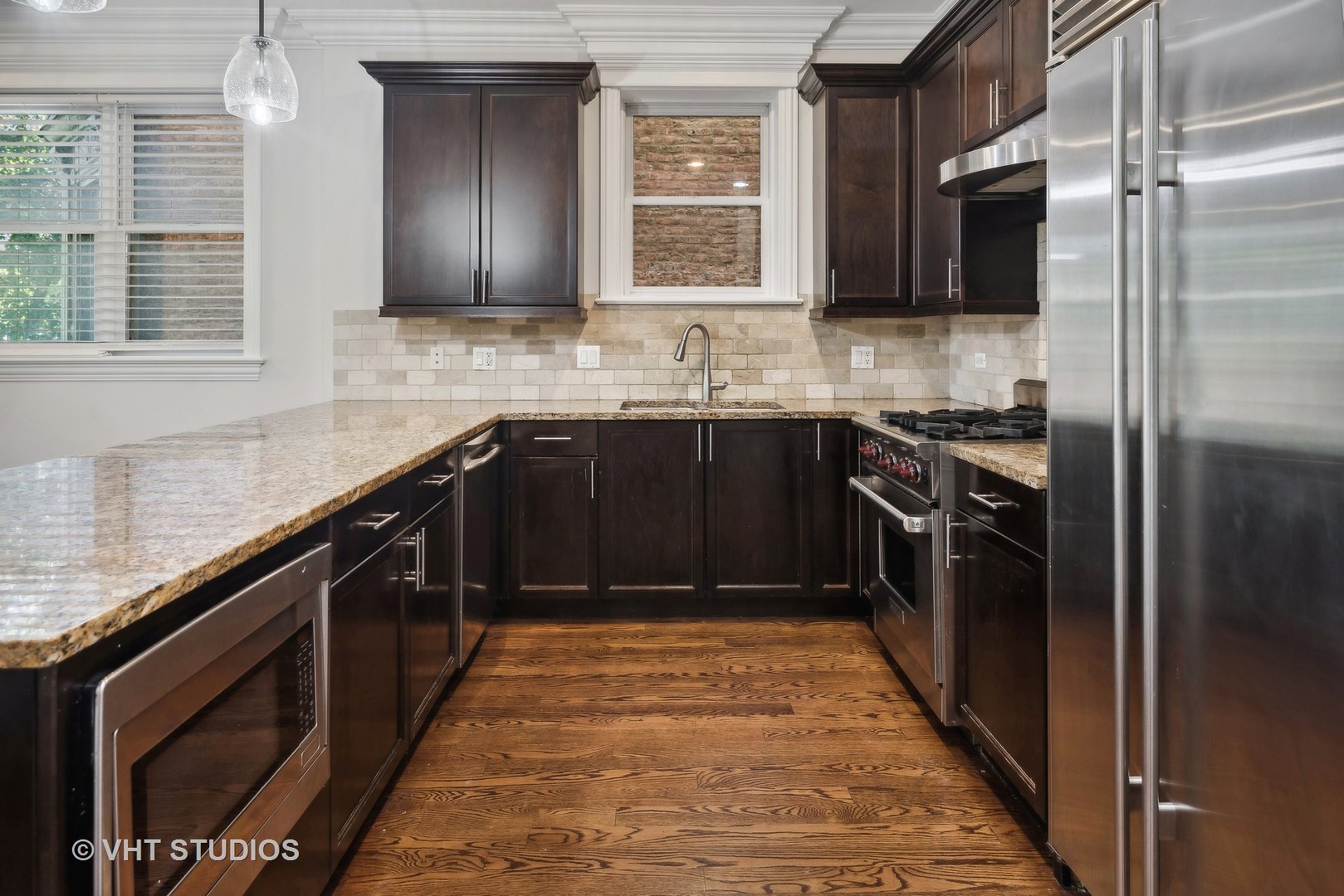 823 W WOLFRAM Street Unit: 1E