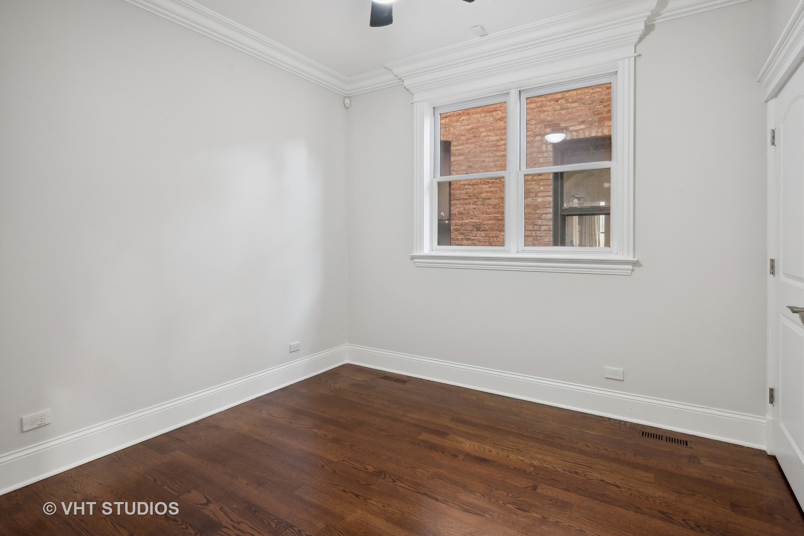 823 W WOLFRAM Street Unit: 1E
