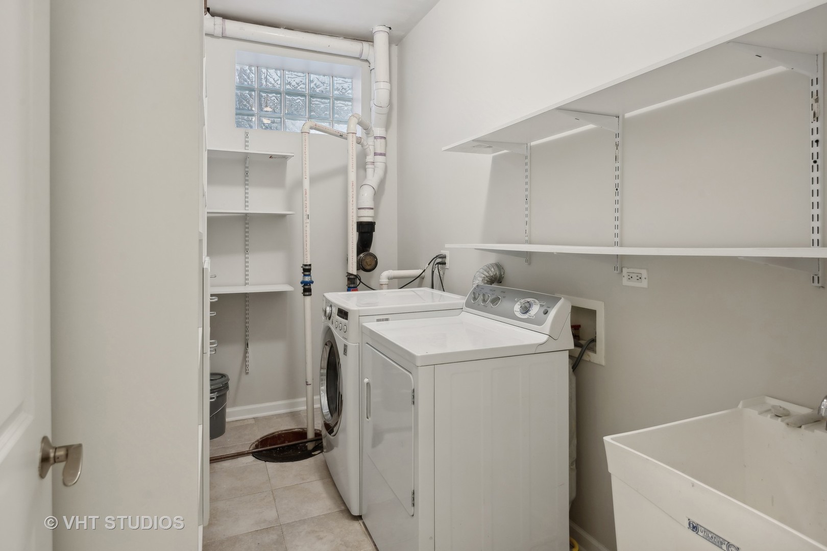 823 W WOLFRAM Street Unit: 1E