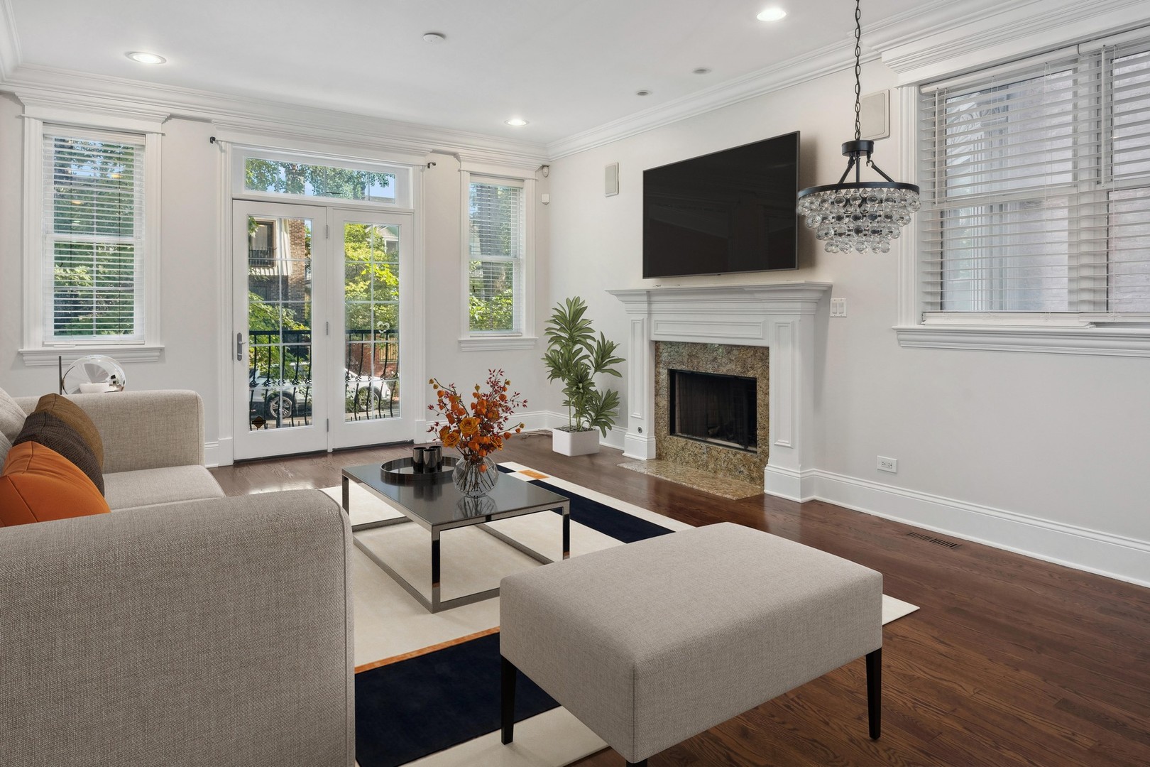 823 W WOLFRAM Street Unit: 1E