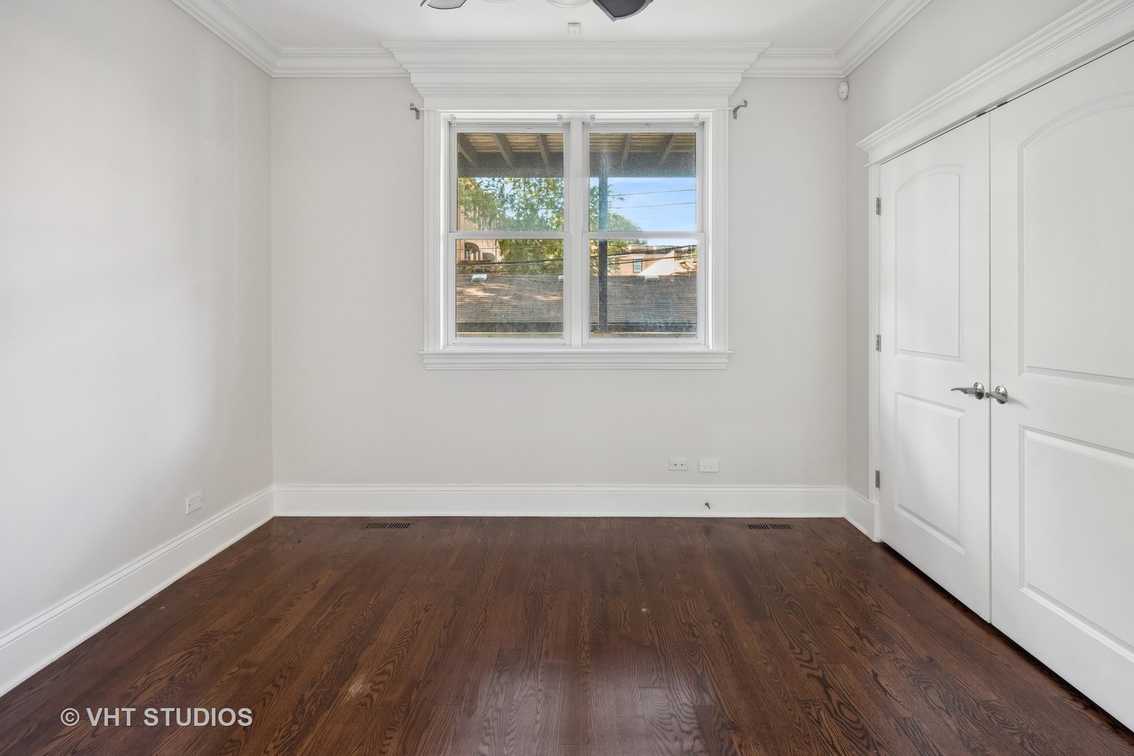 823 W WOLFRAM Street Unit: 1E