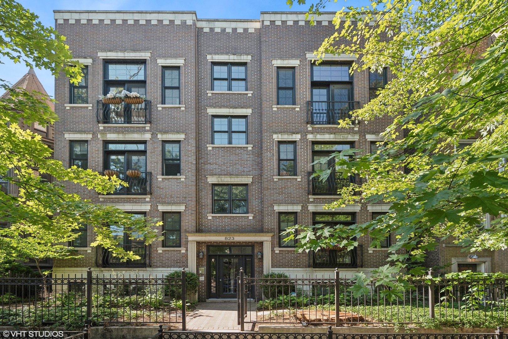 823 W WOLFRAM Street Unit: 1E