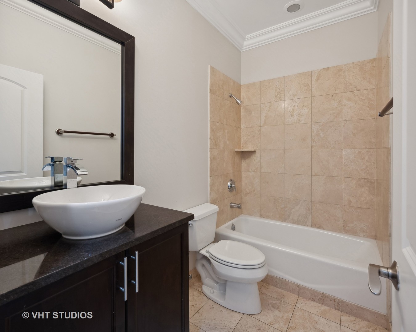 823 W WOLFRAM Street Unit: 1E