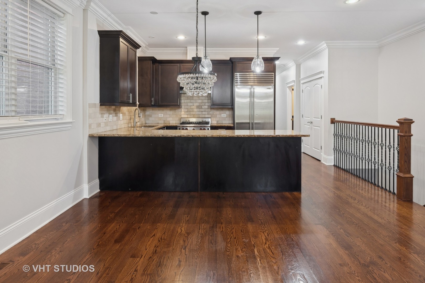 823 W WOLFRAM Street Unit: 1E