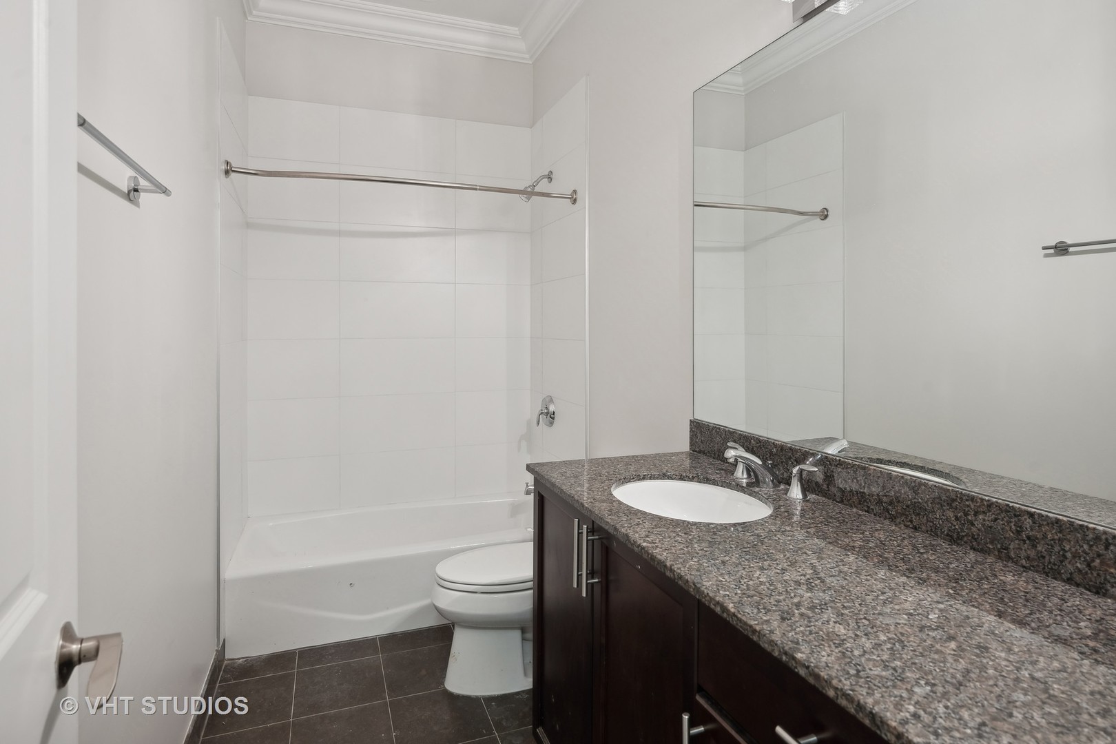 823 W WOLFRAM Street Unit: 1E