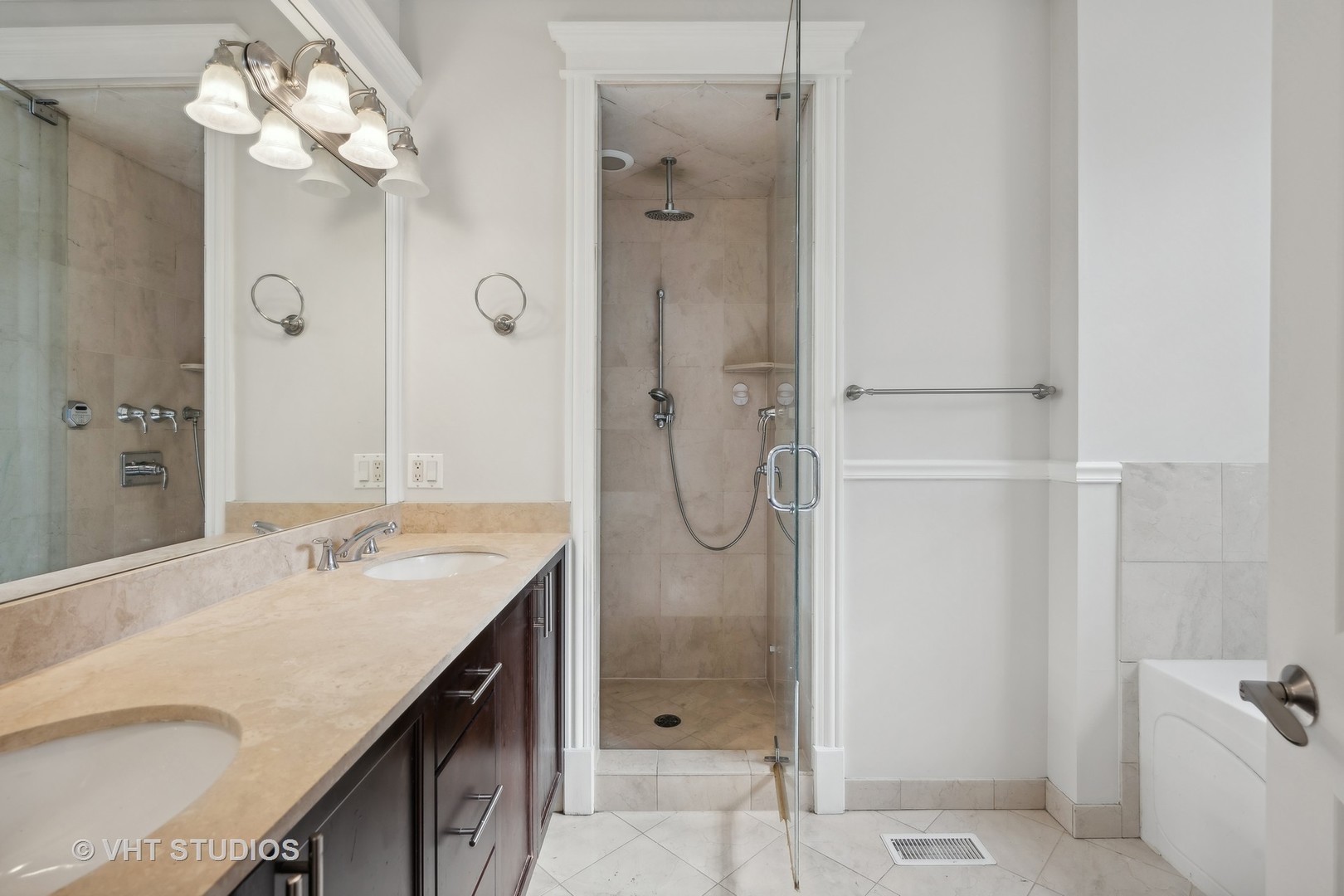 823 W WOLFRAM Street Unit: 1E
