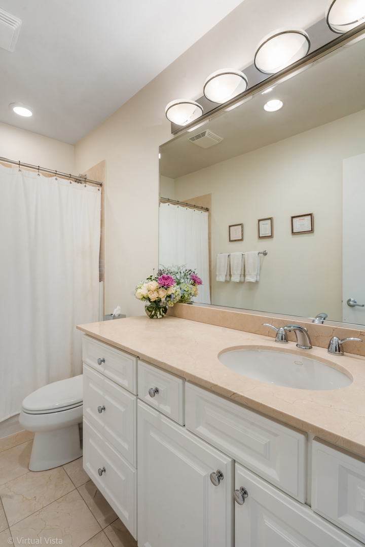 2933 N Hermitage Avenue Unit: A