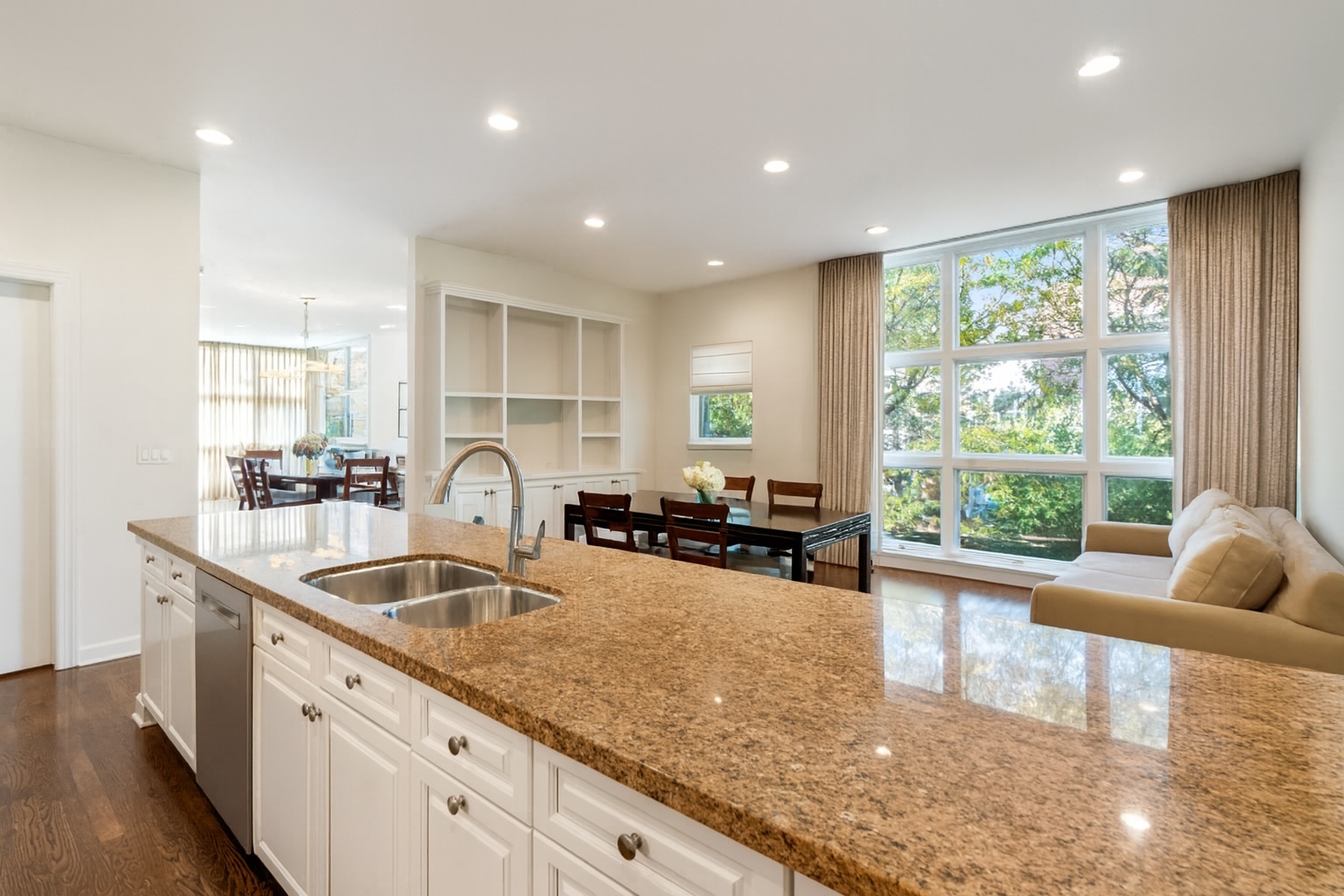 2933 N Hermitage Avenue Unit: A