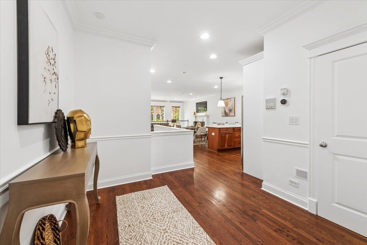 3625 N Lakewood Avenue Unit: 1N