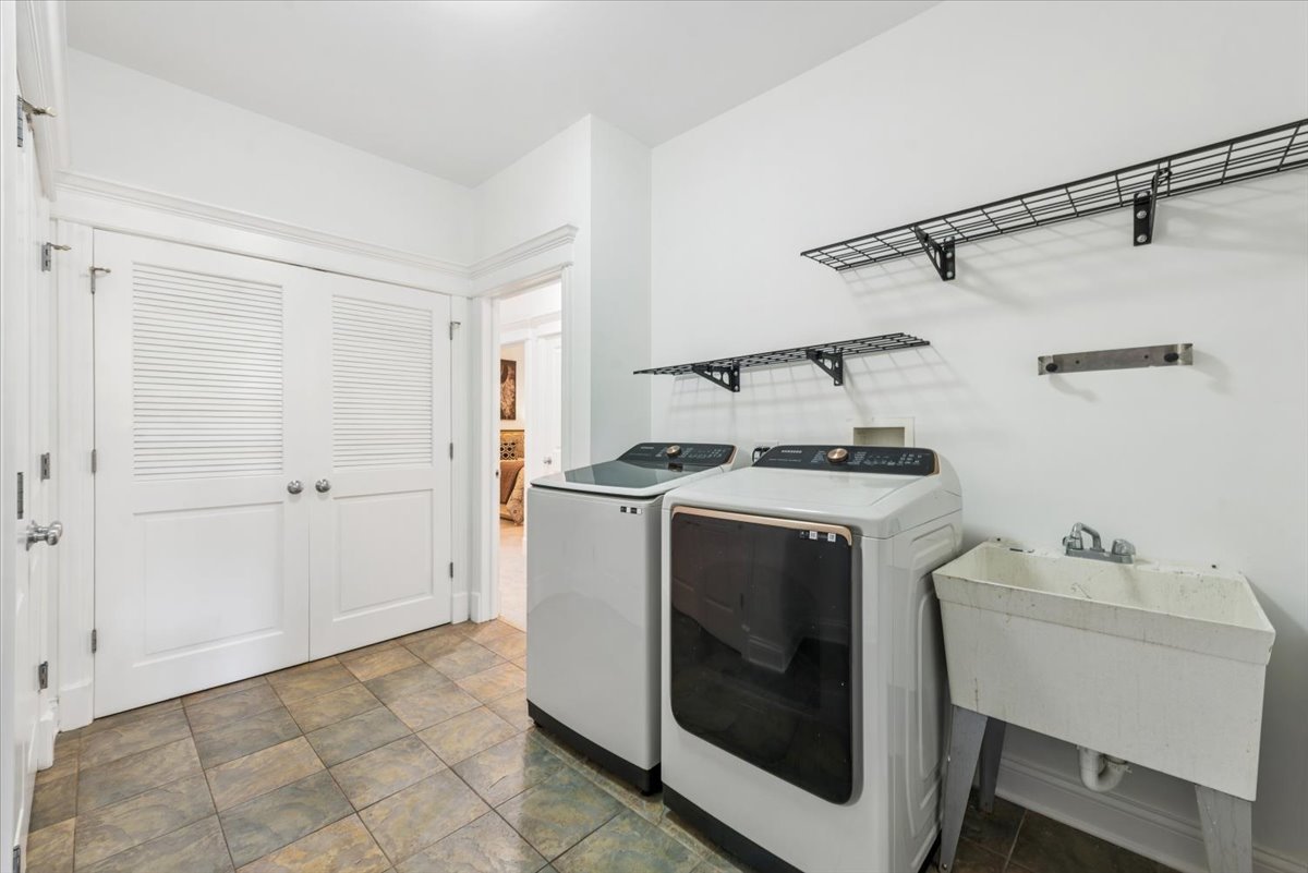 3625 N Lakewood Avenue Unit: 1N