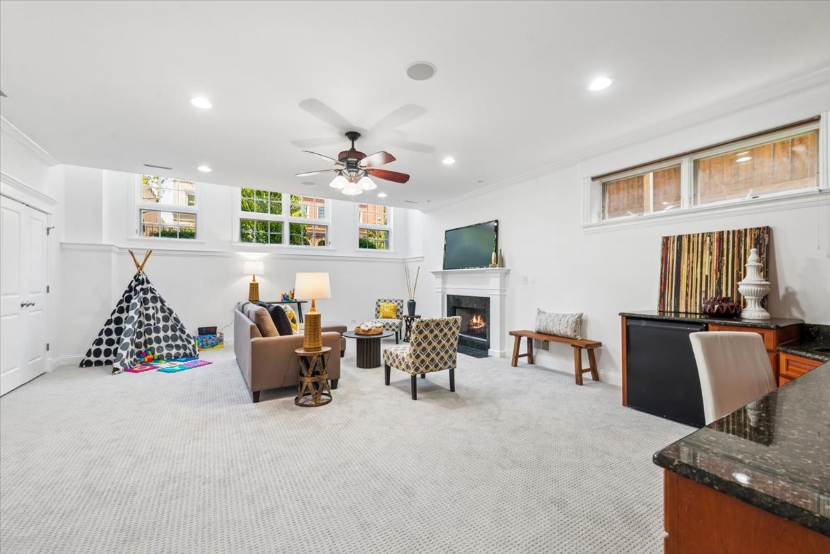 3625 N Lakewood Avenue Unit: 1N