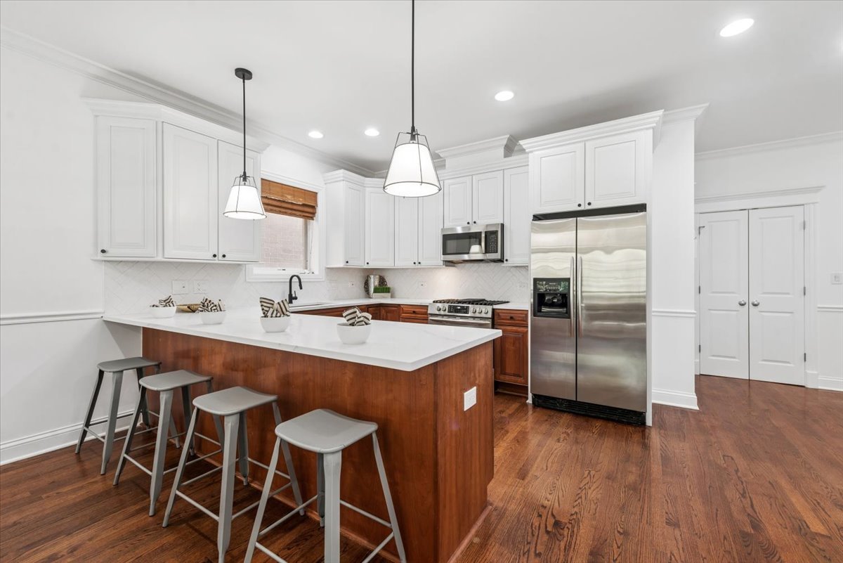 3625 N Lakewood Avenue Unit: 1N