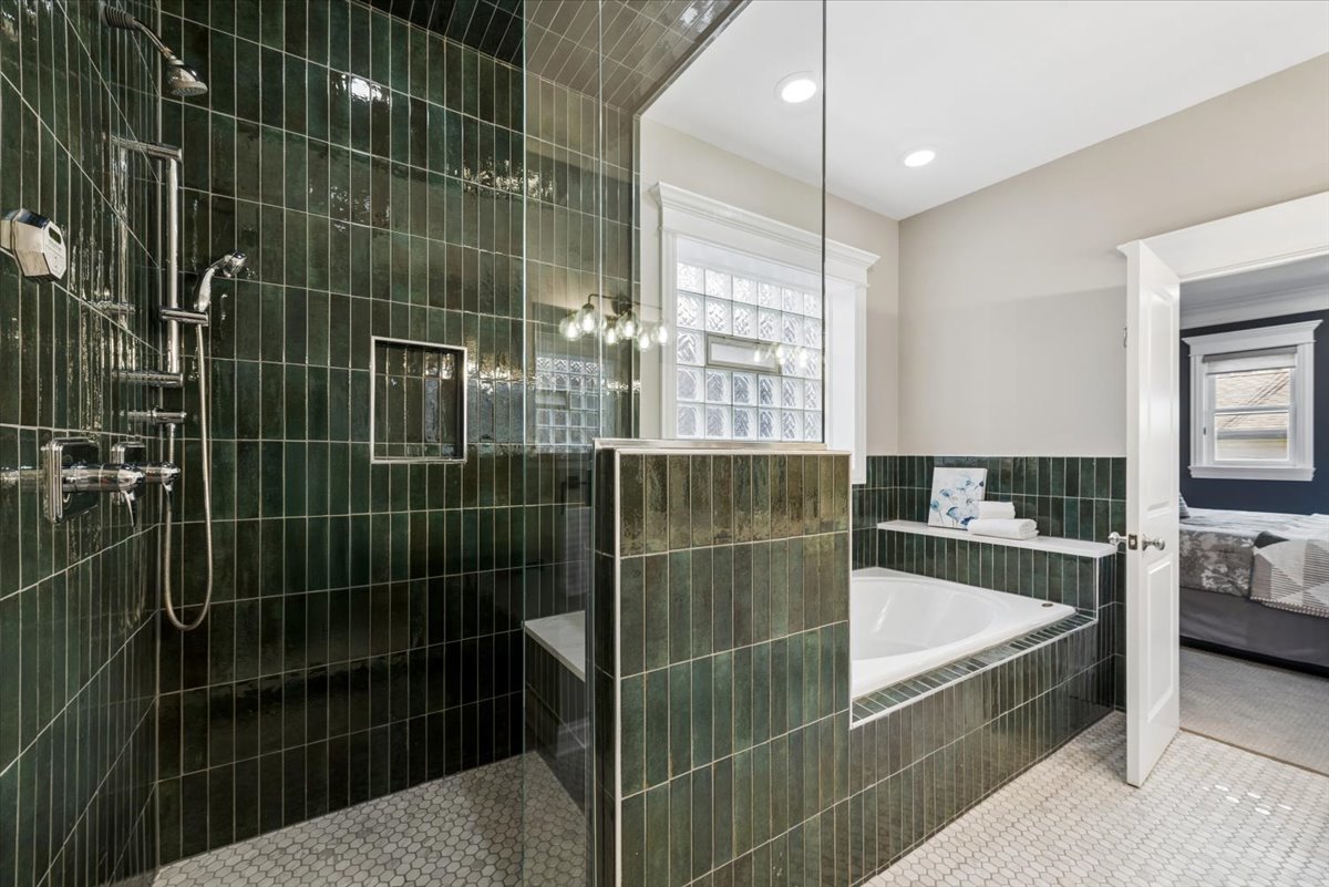 3625 N Lakewood Avenue Unit: 1N
