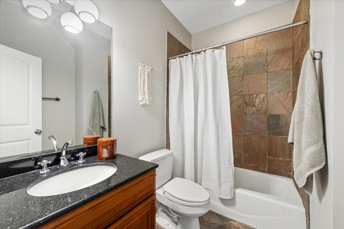 3625 N Lakewood Avenue Unit: 1N