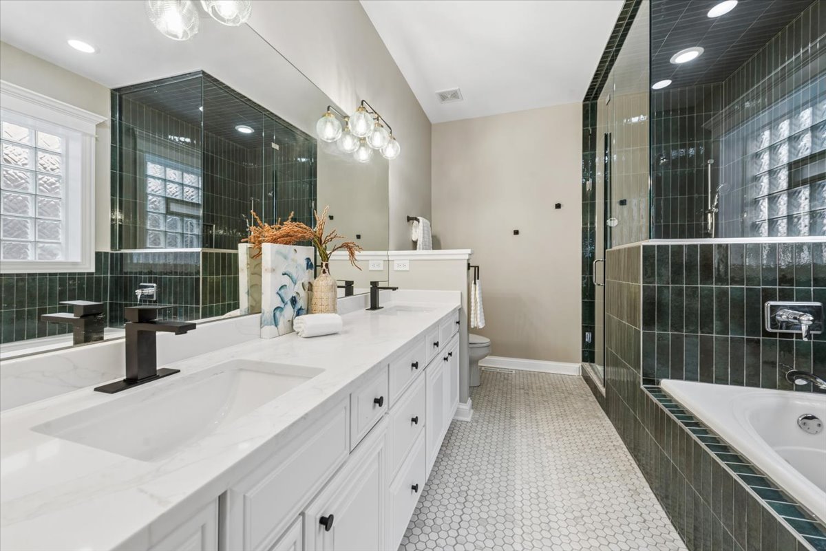 3625 N Lakewood Avenue Unit: 1N