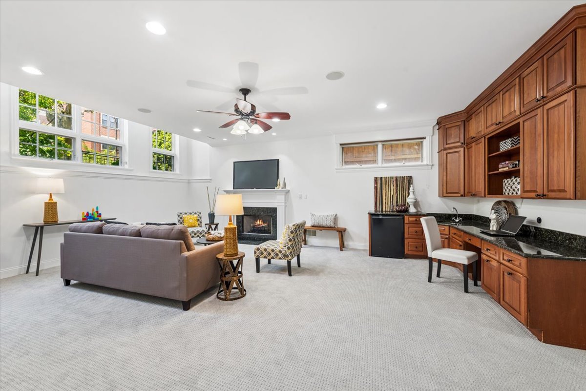 3625 N Lakewood Avenue Unit: 1N