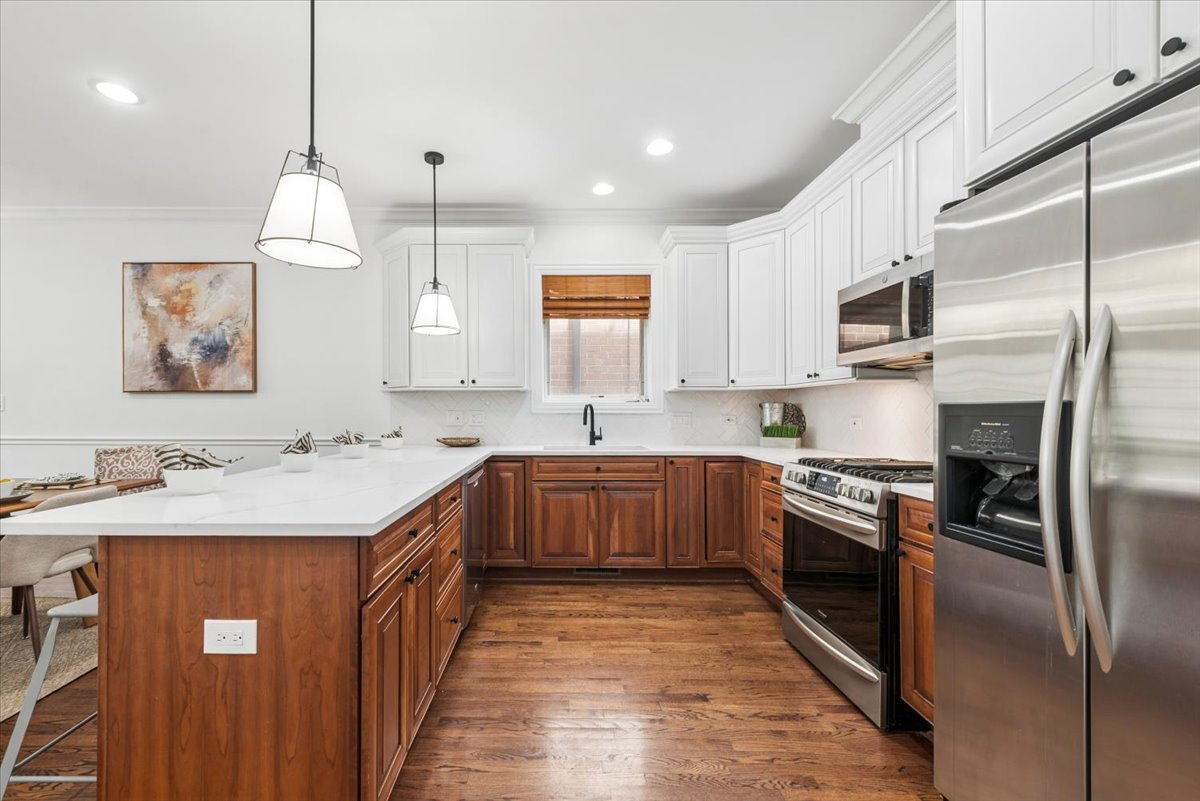 3625 N Lakewood Avenue Unit: 1N