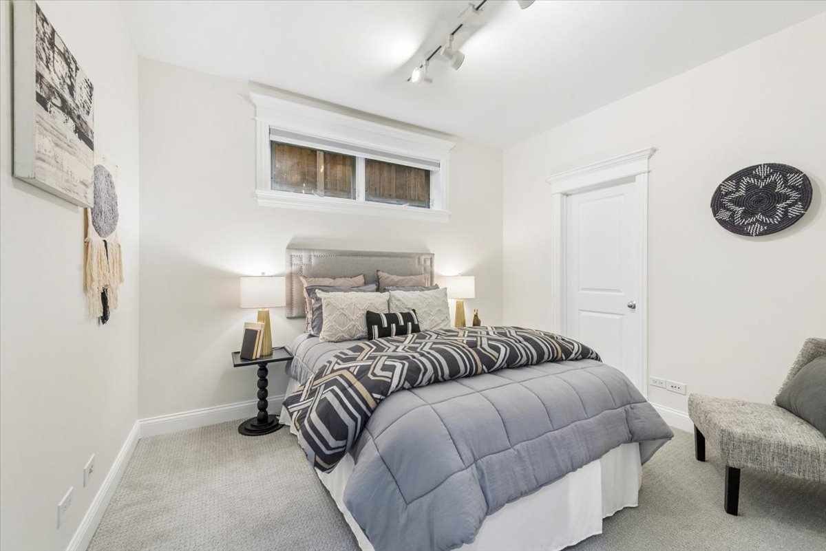 3625 N Lakewood Avenue Unit: 1N