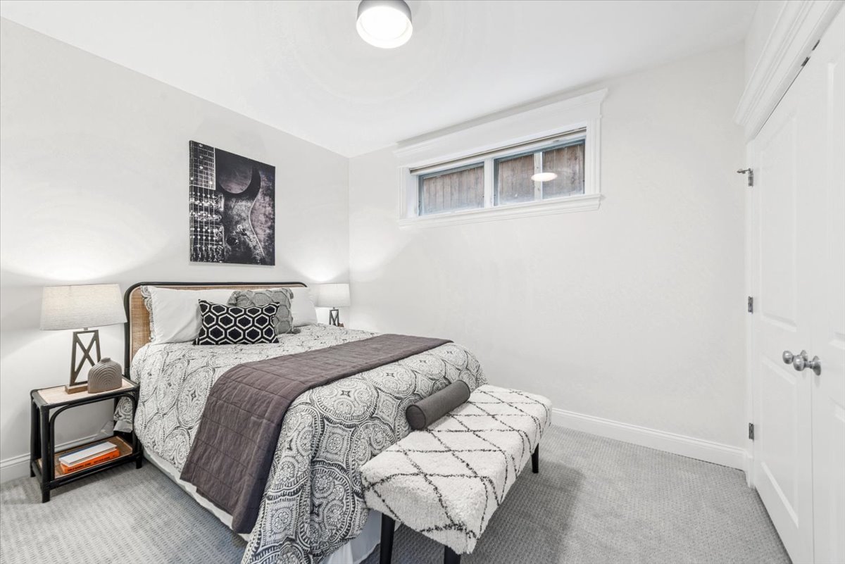 3625 N Lakewood Avenue Unit: 1N