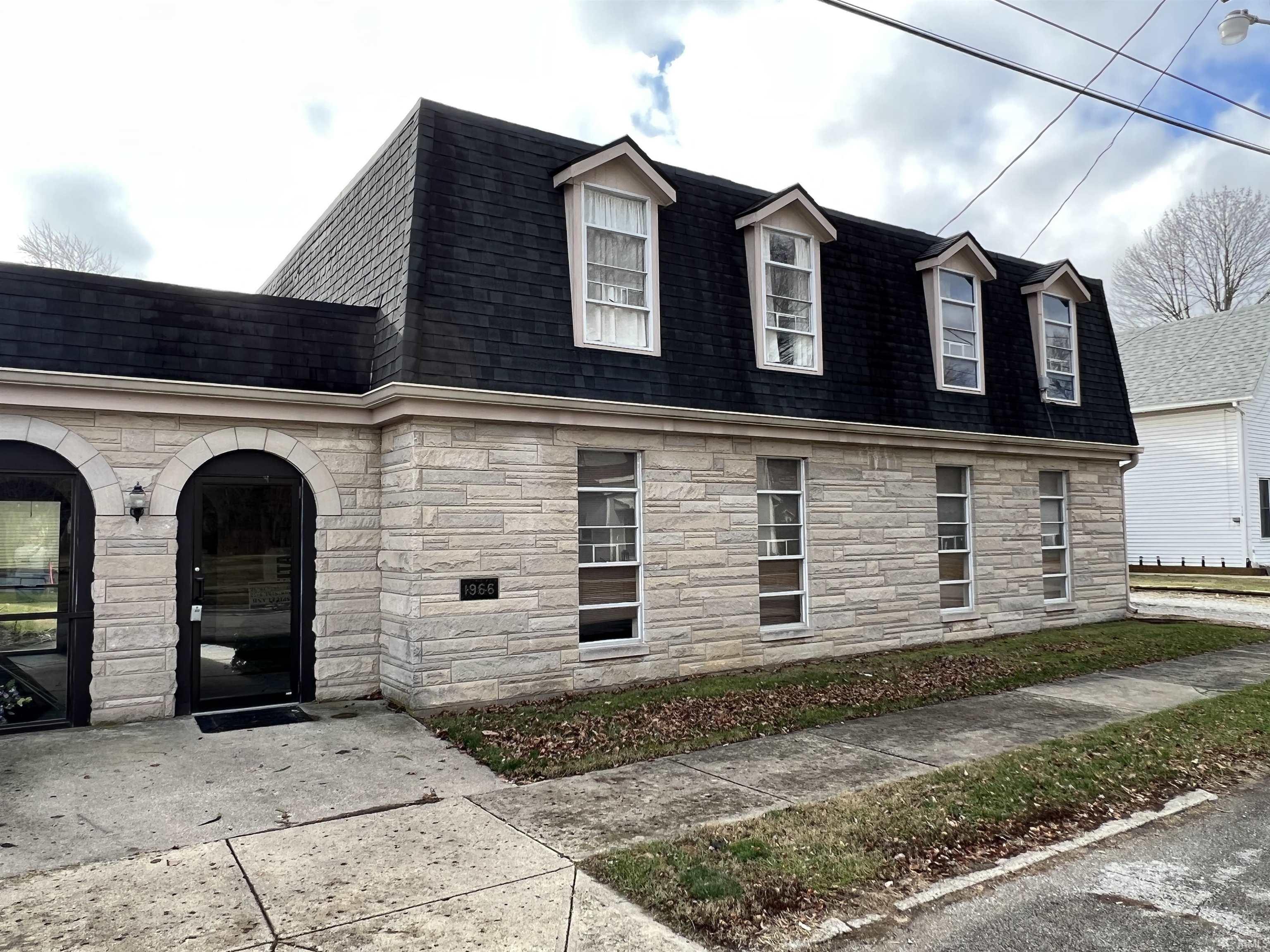 123 E Maple Street