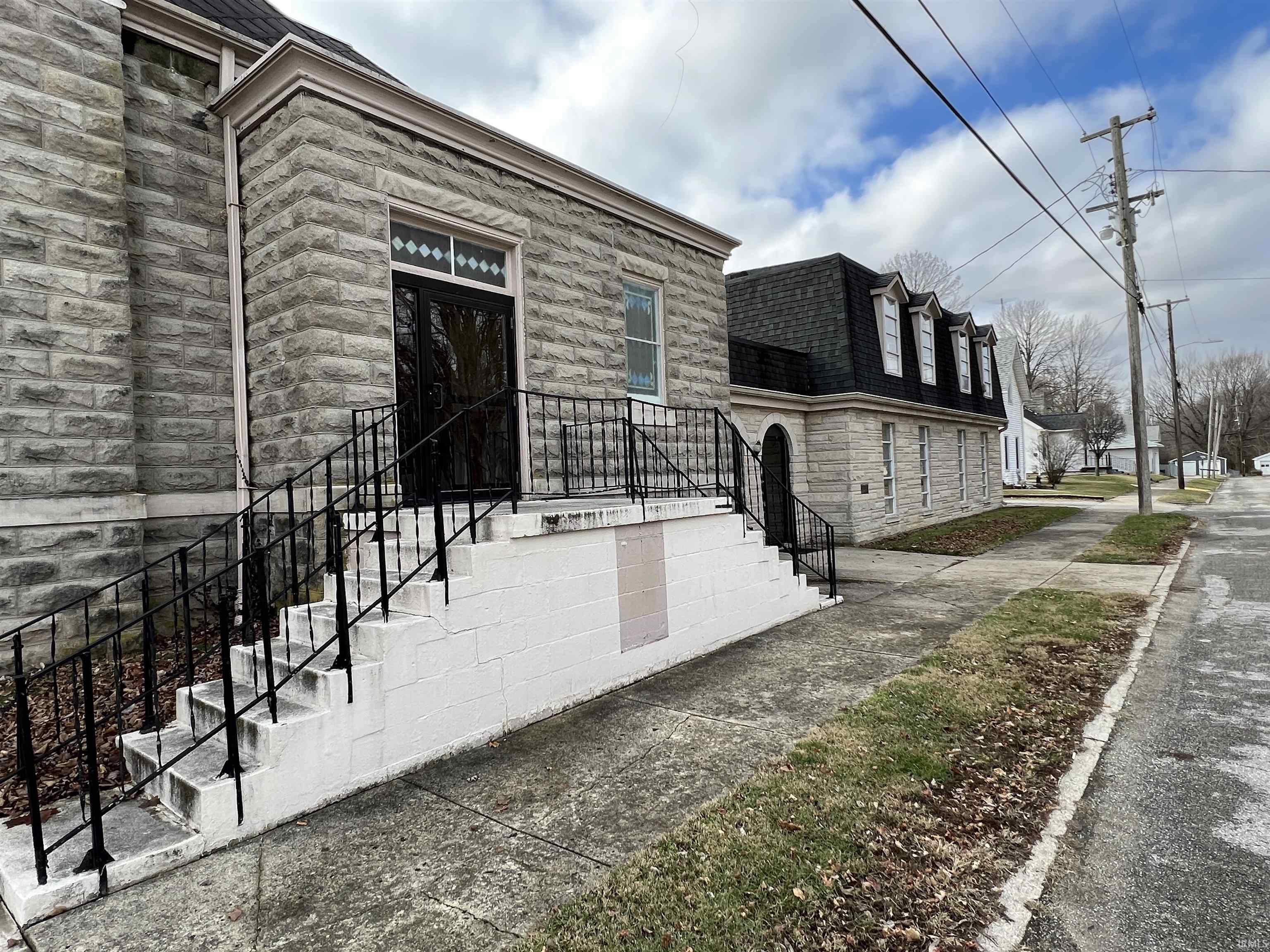 123 E Maple Street