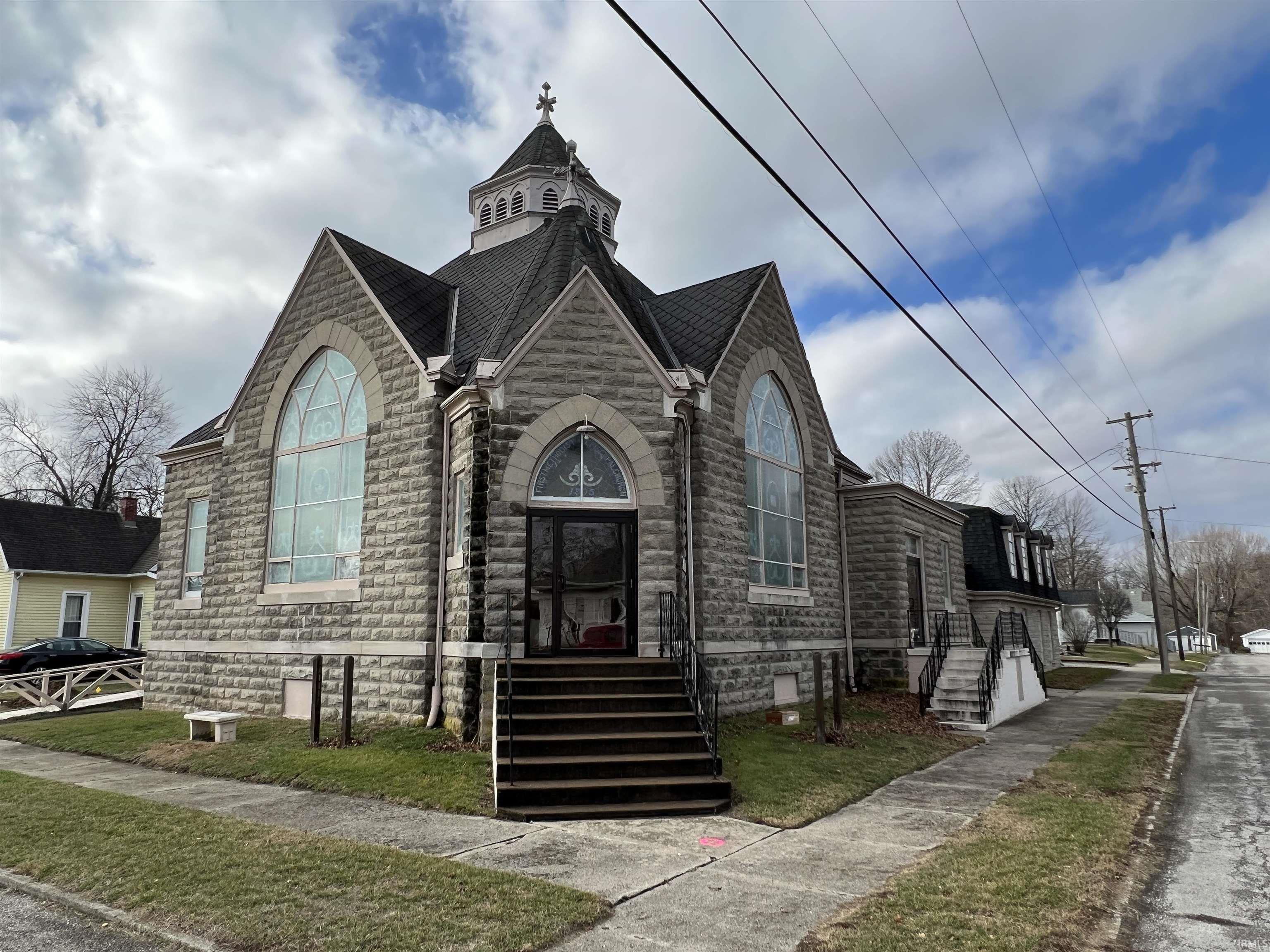 123 E Maple Street