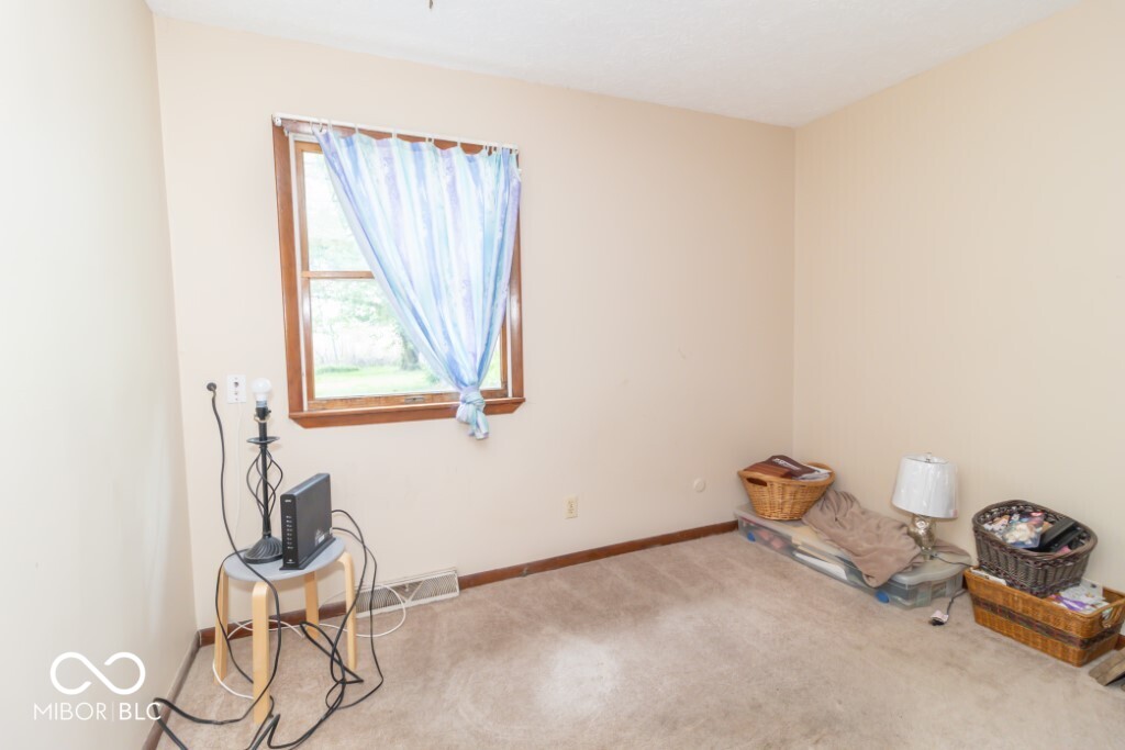 1043 Radio Lane