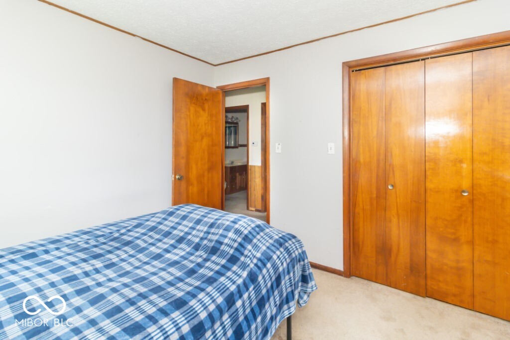 1043 Radio Lane