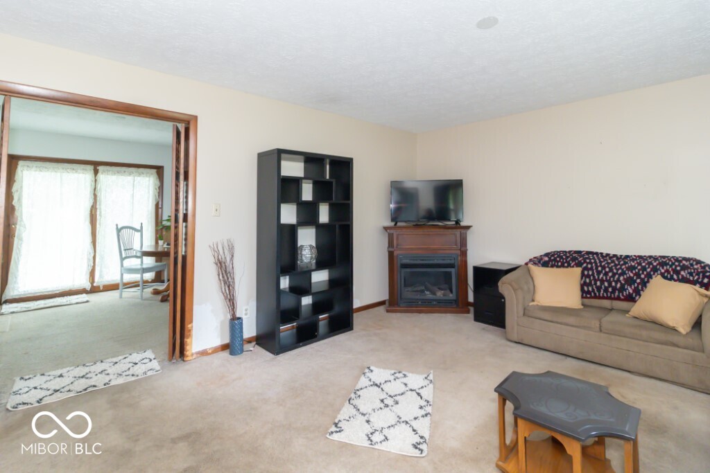 1043 Radio Lane