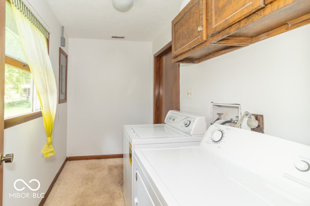 1043 Radio Lane