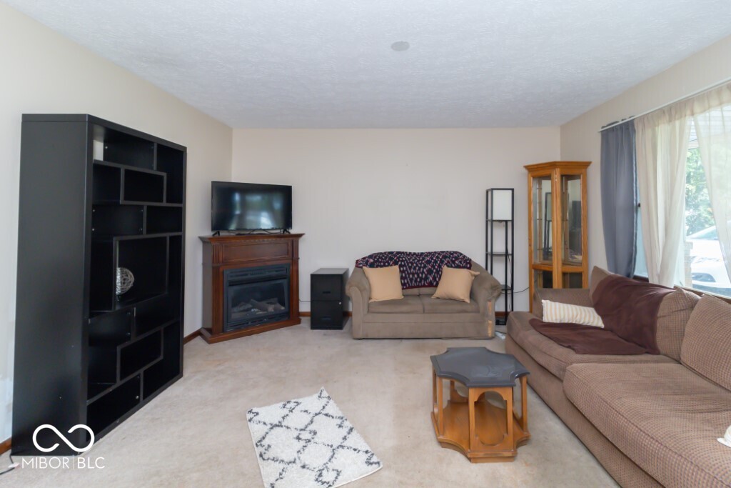 1043 Radio Lane