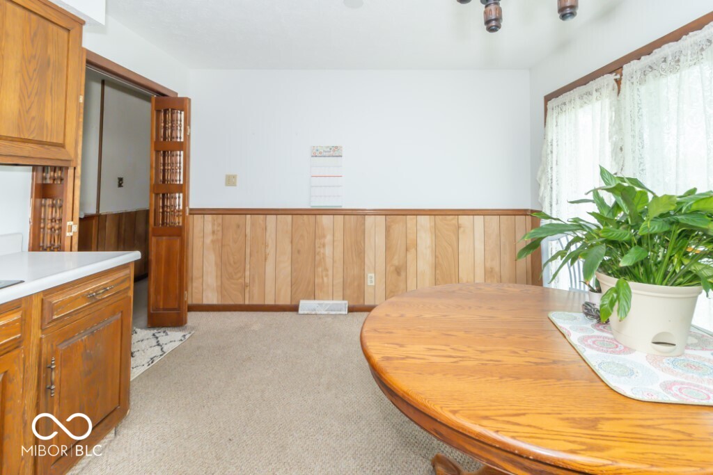 1043 Radio Lane
