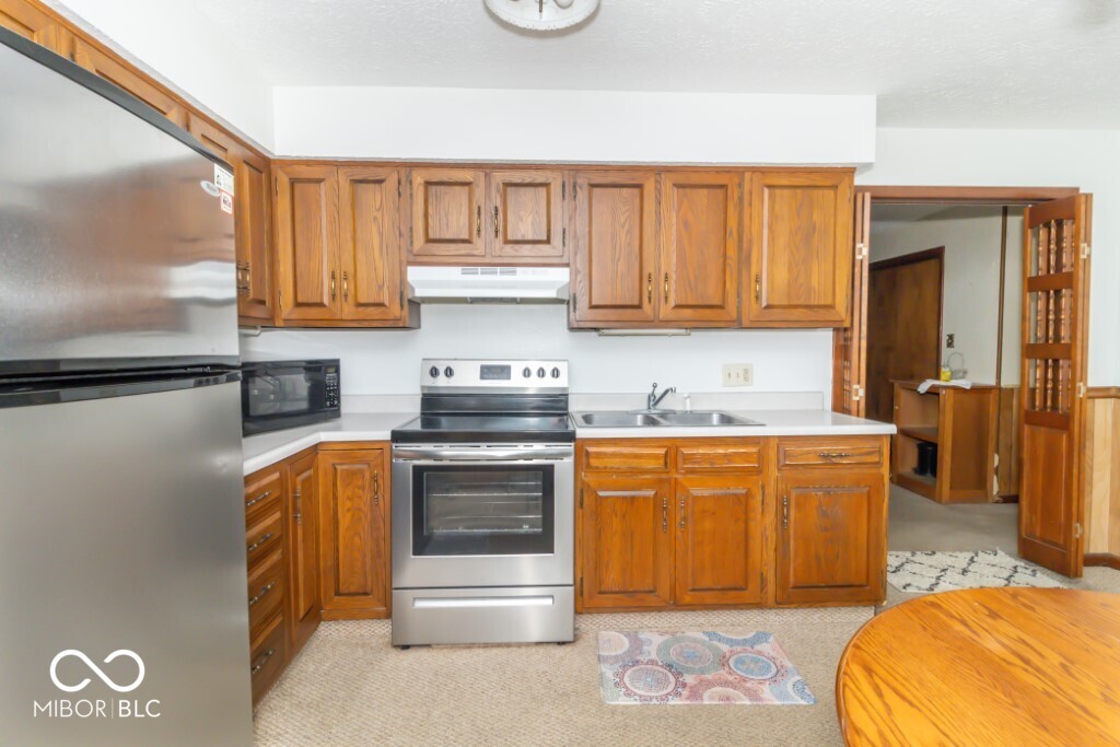 1043 Radio Lane