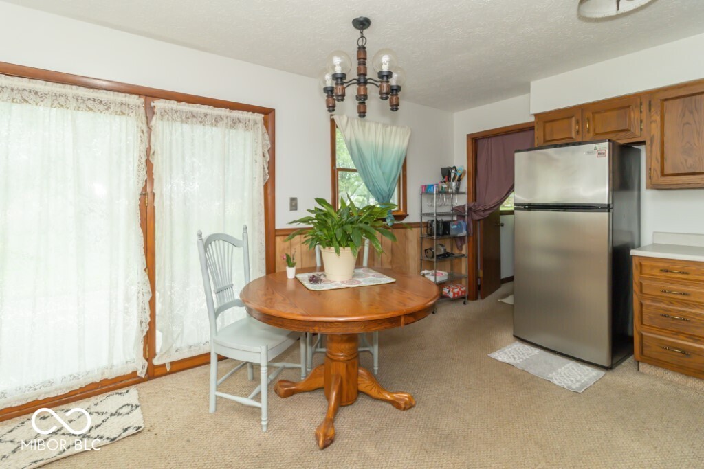 1043 Radio Lane