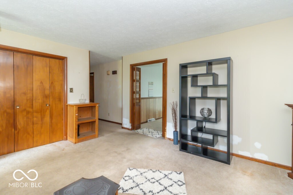 1043 Radio Lane