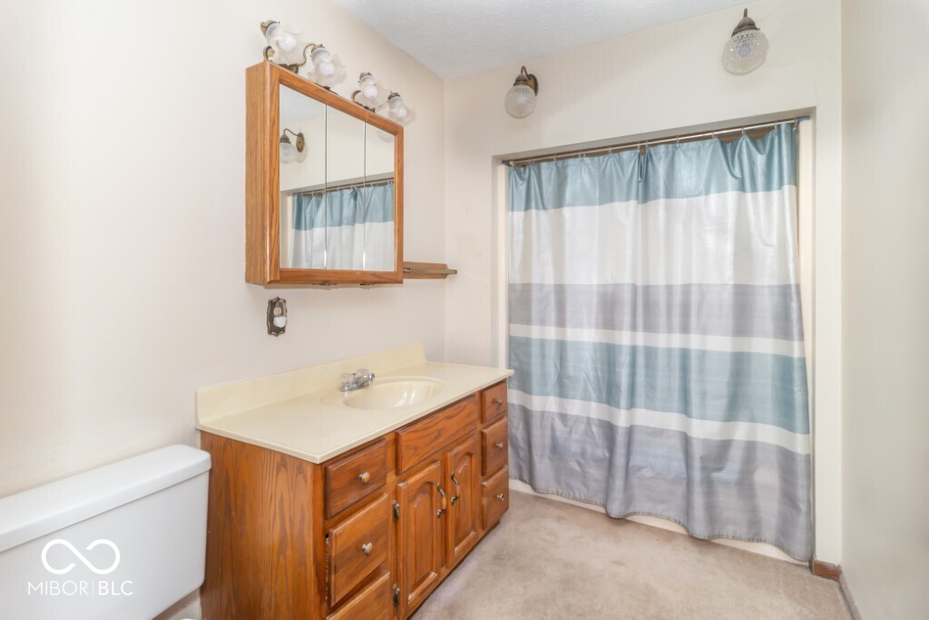 1043 Radio Lane