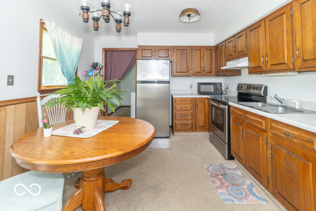 1043 Radio Lane