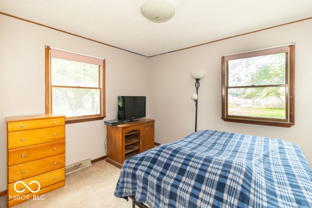 1043 Radio Lane