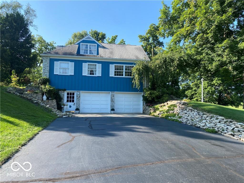 2702 Meadowbrook Drive