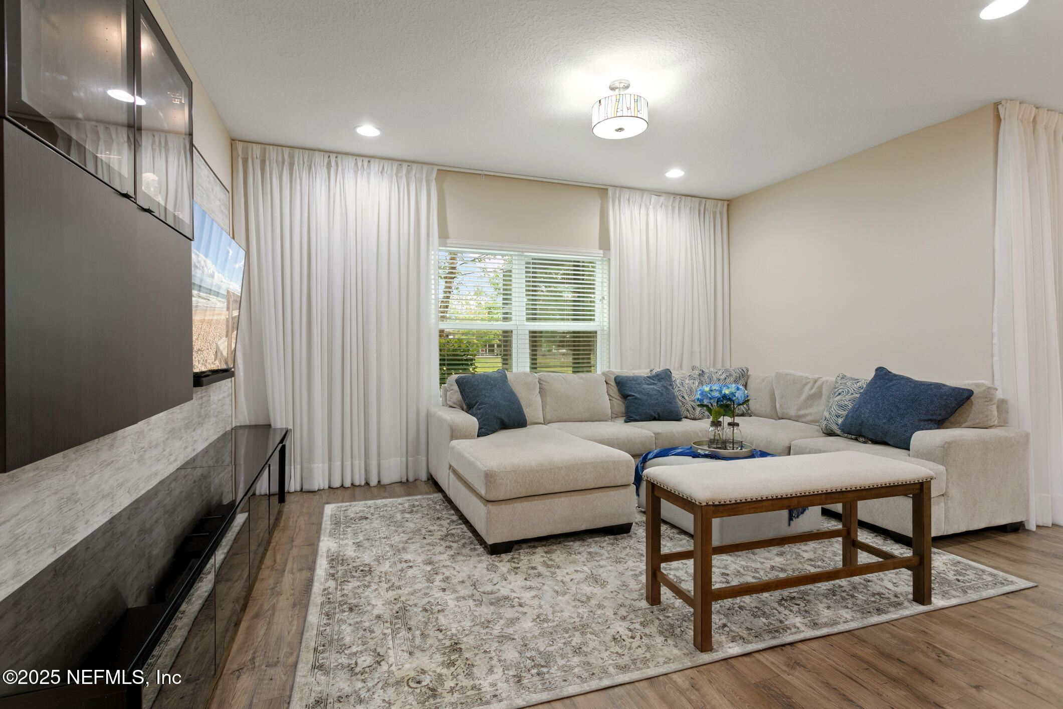 2517 CANEY OAKS Drive W