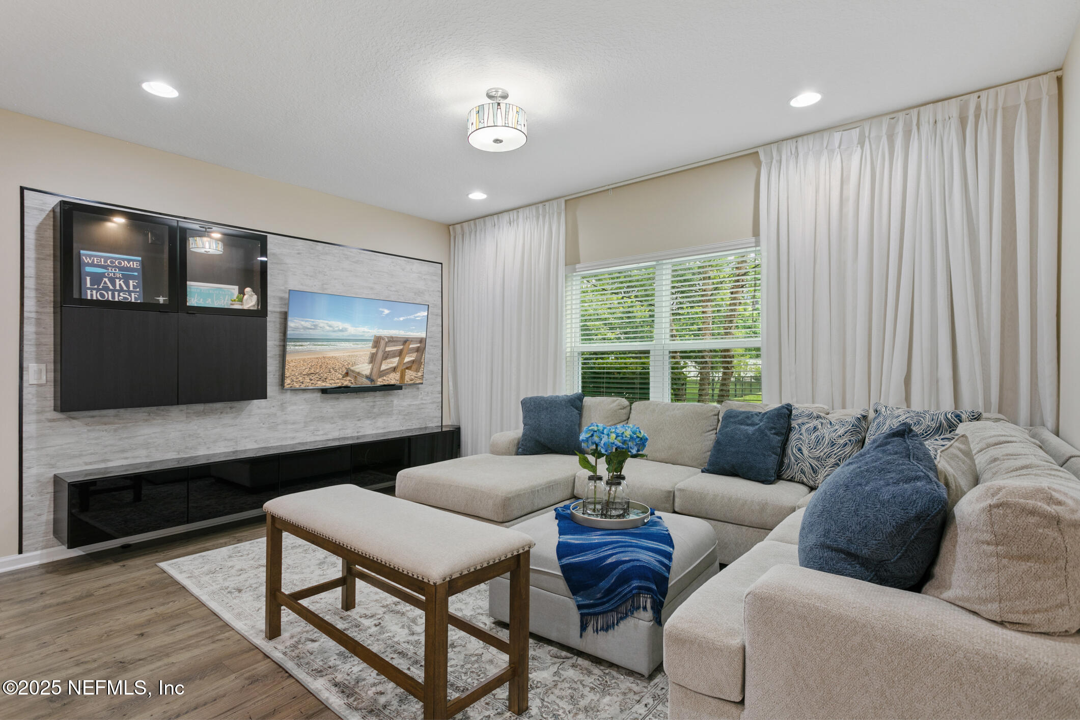 2517 CANEY OAKS Drive W