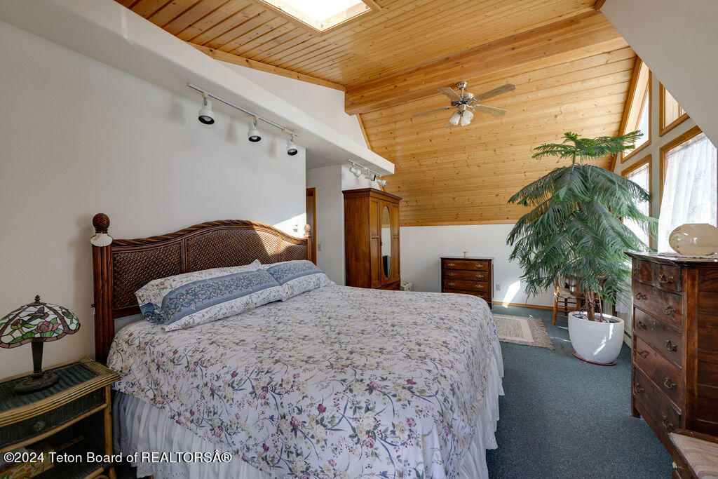 2425 E HORSE CREEK Road