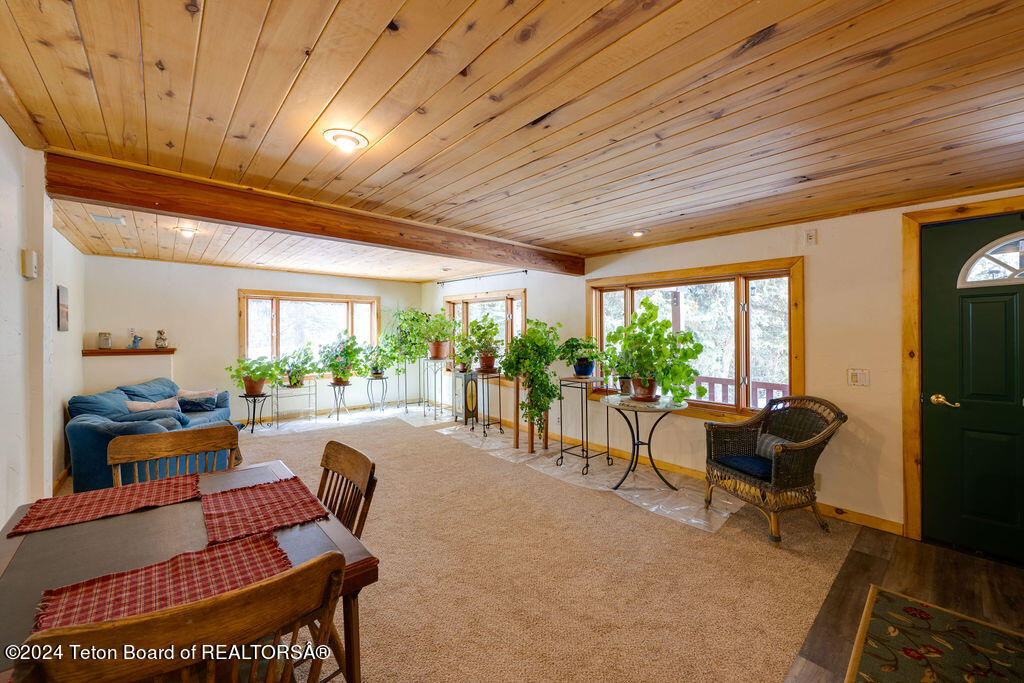 2425 E HORSE CREEK Road