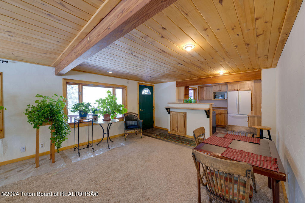 2425 E HORSE CREEK Road