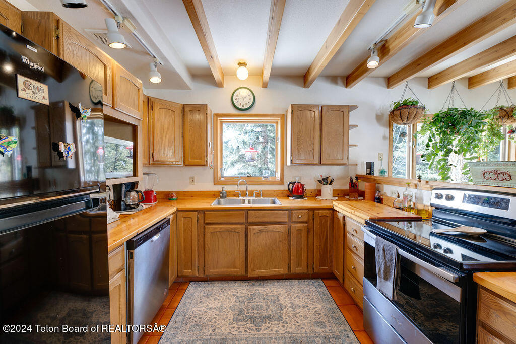 2425 E HORSE CREEK Road