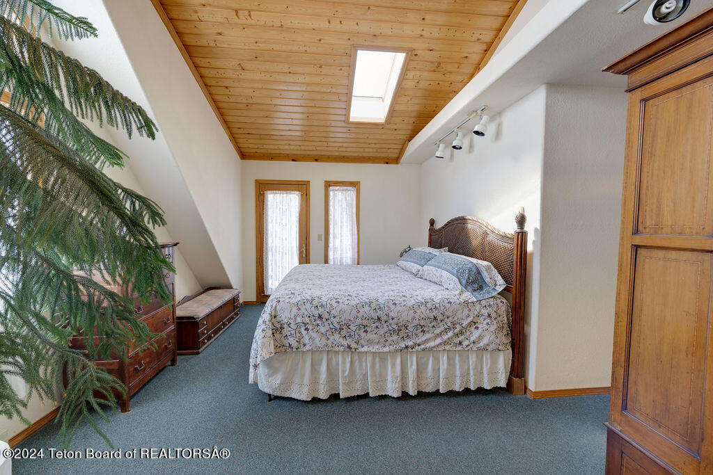 2425 E HORSE CREEK Road