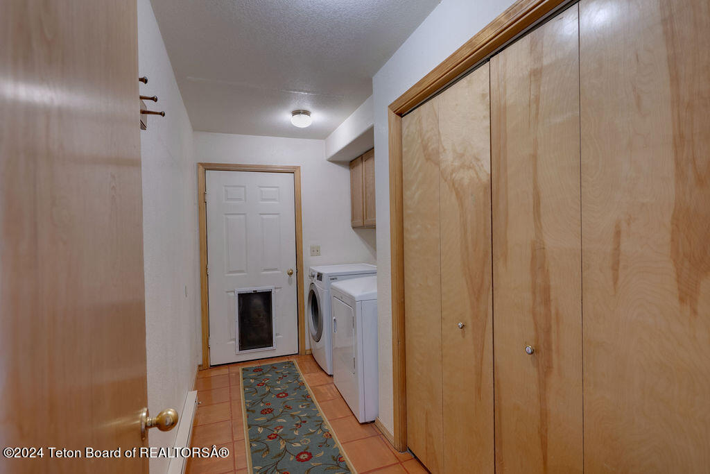 2425 E HORSE CREEK Road