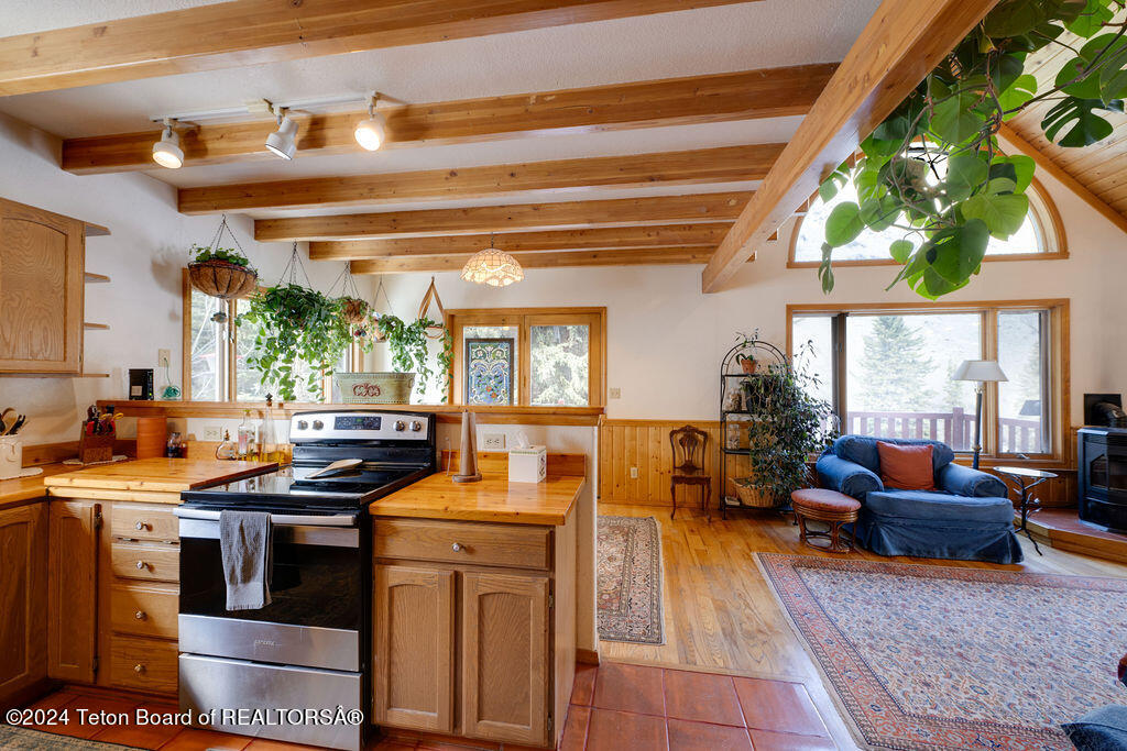 2425 E HORSE CREEK Road